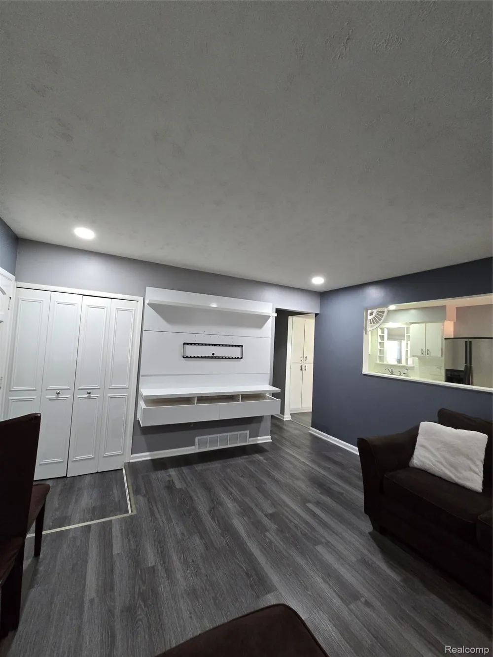 8465 Helen Center Line City, MI 48015