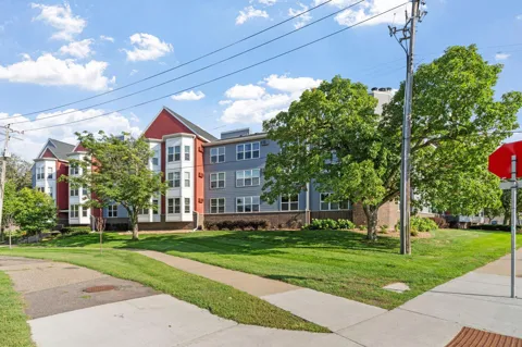 720 3rd Avenue NE #325