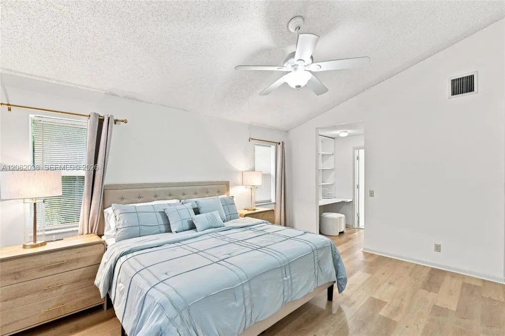 2873 Oak Park Cir Davie, FL 33328