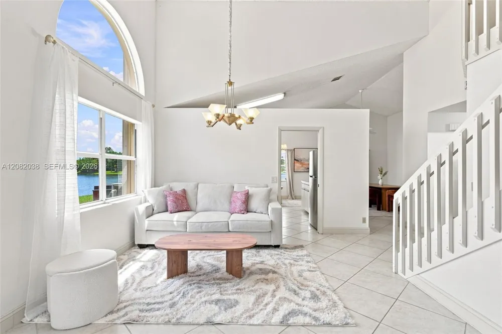2873 Oak Park Cir Davie, FL 33328
