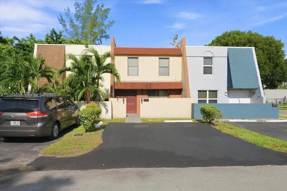 7597 NW 75th Ave Tamarac, FL 33321
