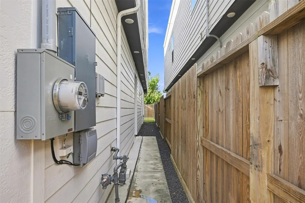 3726 Noah Street Houston, TX 77021