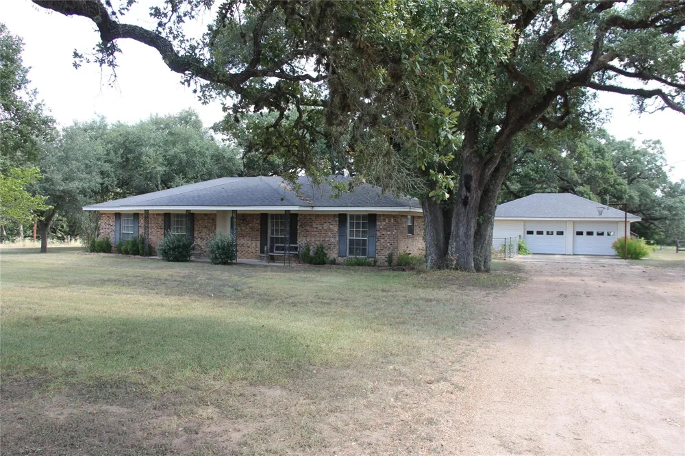 2160 Farm To Market Road 949 Alleyton, TX 78934
