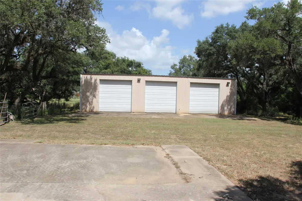 2160 Farm To Market Road 949 Alleyton, TX 78934