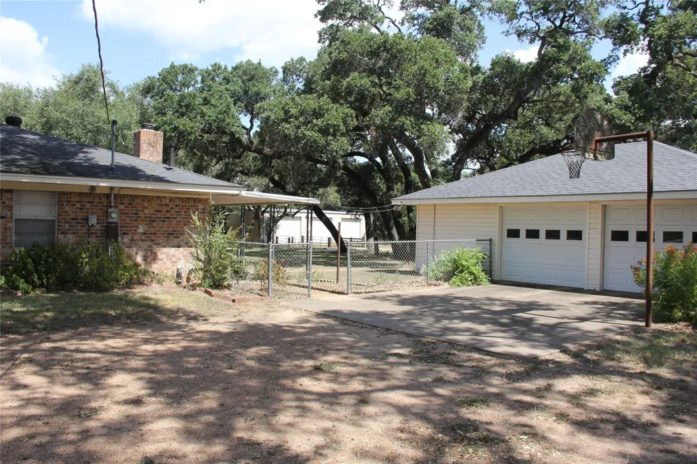 2160 Farm To Market Road 949 Alleyton, TX 78934
