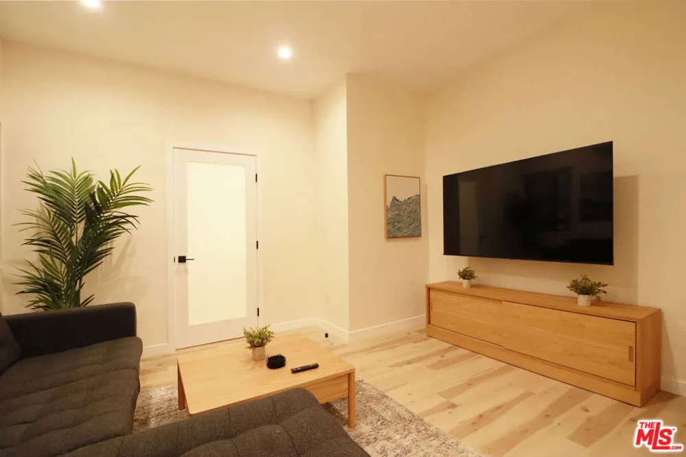 9040 Phyllis Avenue #D West Hollywood, CA 90069
