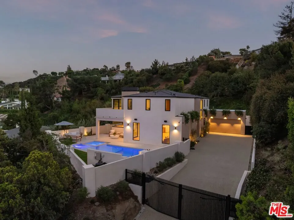 8636 Edwin Drive Los Angeles, CA 90046