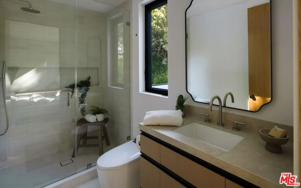 8636 Edwin Drive Los Angeles, CA 90046