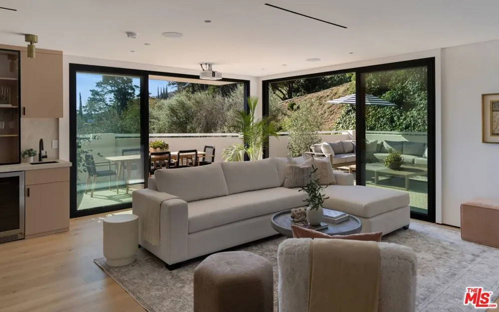 8636 Edwin Drive Los Angeles, CA 90046