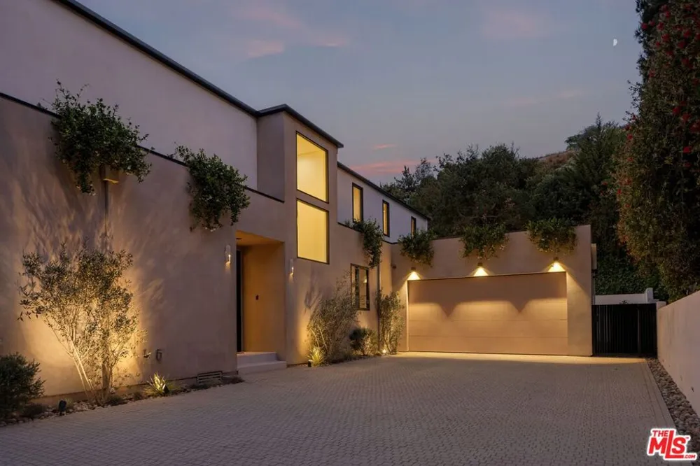 8636 Edwin Drive Los Angeles, CA 90046