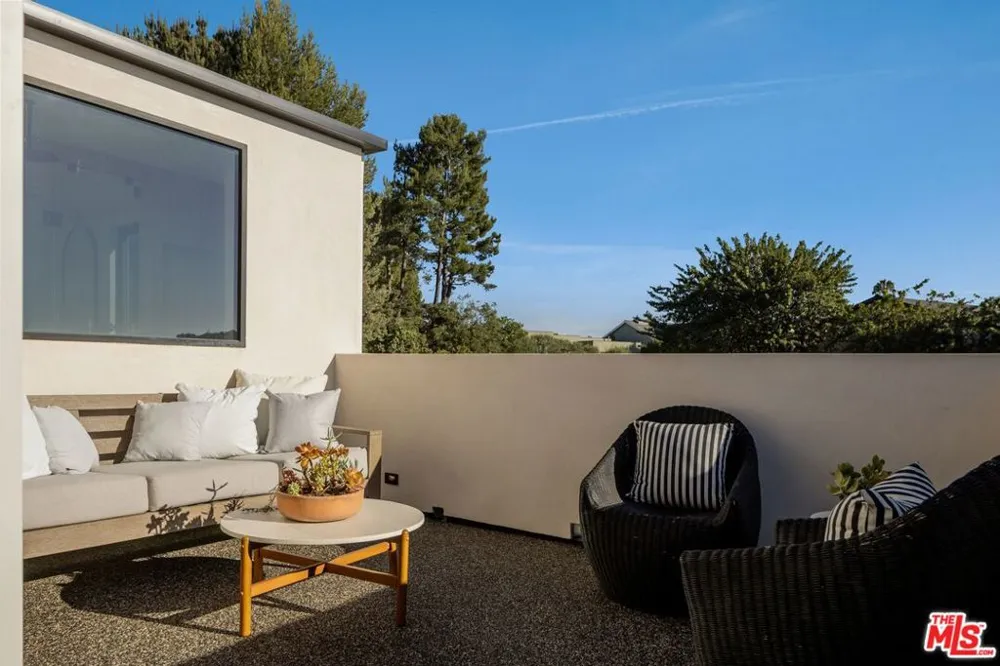 8636 Edwin Drive Los Angeles, CA 90046