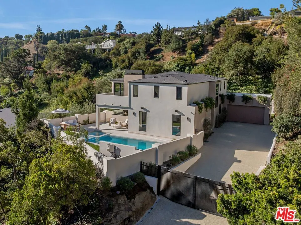 8636 Edwin Drive Los Angeles, CA 90046