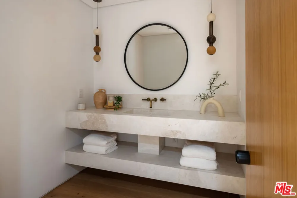 8636 Edwin Drive Los Angeles, CA 90046