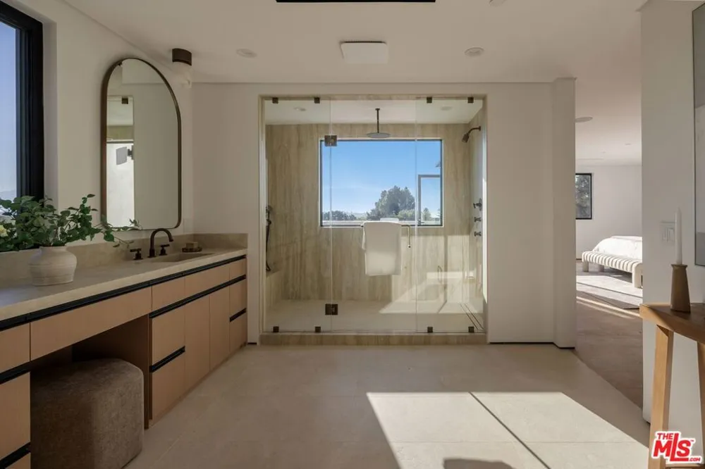 8636 Edwin Drive Los Angeles, CA 90046