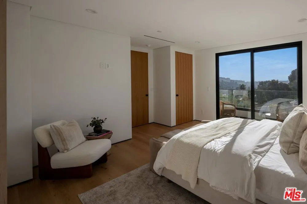8636 Edwin Drive Los Angeles, CA 90046