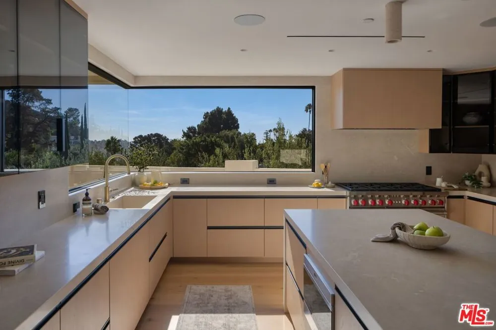8636 Edwin Drive Los Angeles, CA 90046
