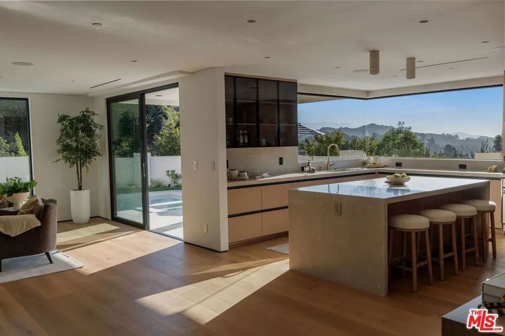8636 Edwin Drive Los Angeles, CA 90046