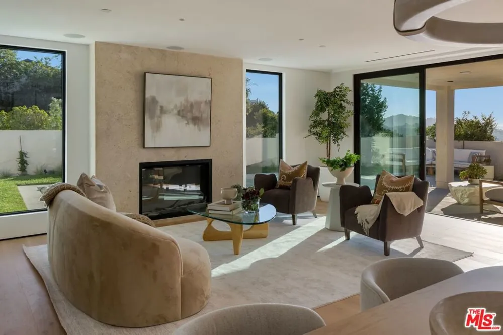 8636 Edwin Drive Los Angeles, CA 90046
