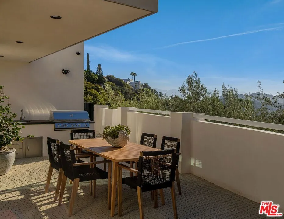 8636 Edwin Drive Los Angeles, CA 90046