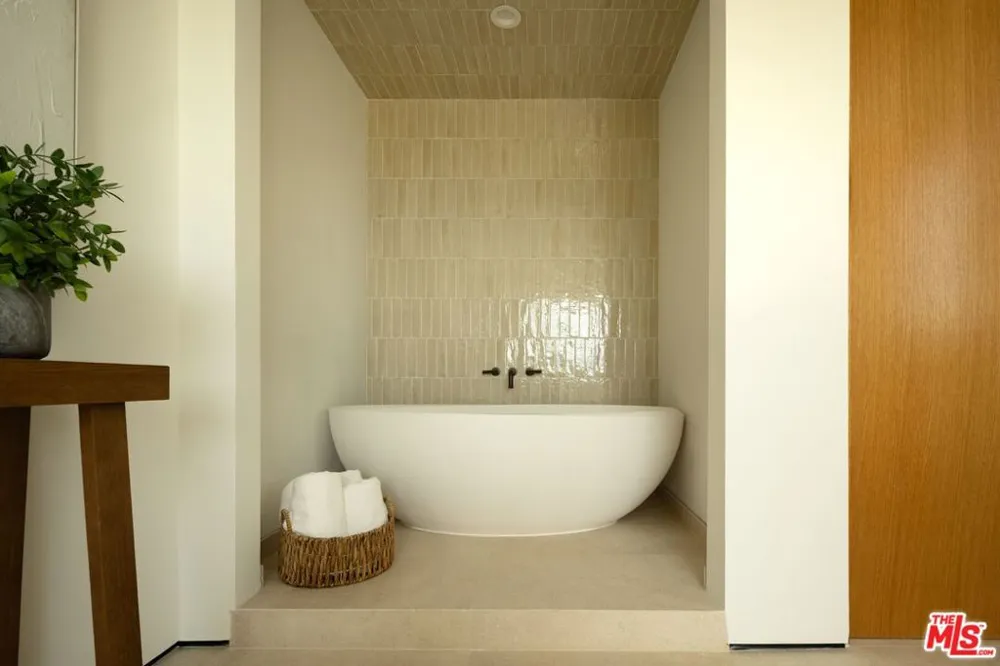 8636 Edwin Drive Los Angeles, CA 90046