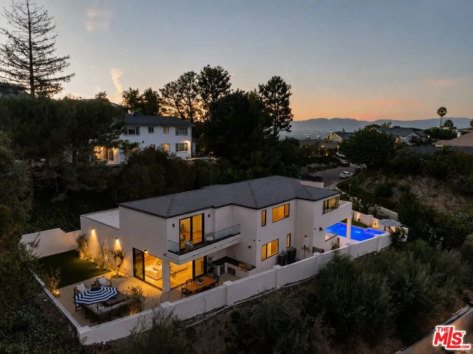8636 Edwin Drive Los Angeles, CA 90046