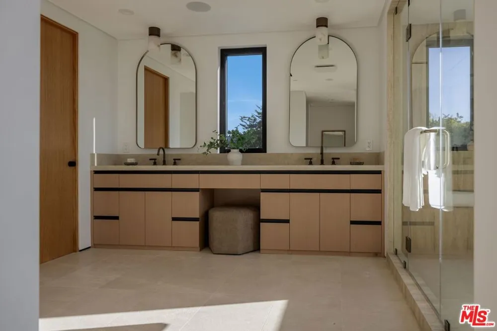 8636 Edwin Drive Los Angeles, CA 90046