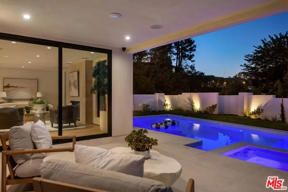 8636 Edwin Drive Los Angeles, CA 90046