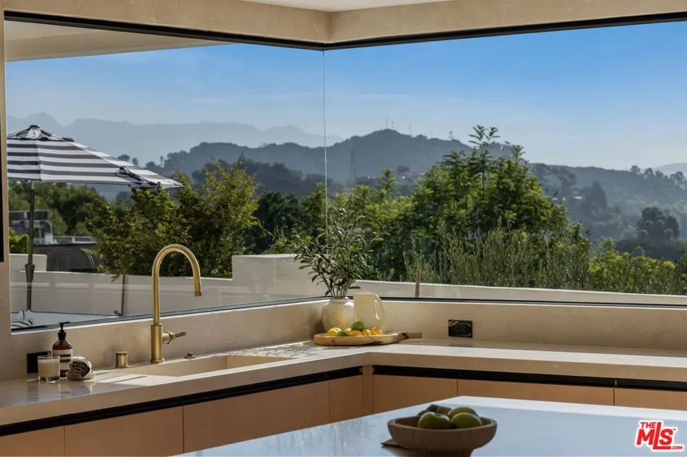 8636 Edwin Drive Los Angeles, CA 90046