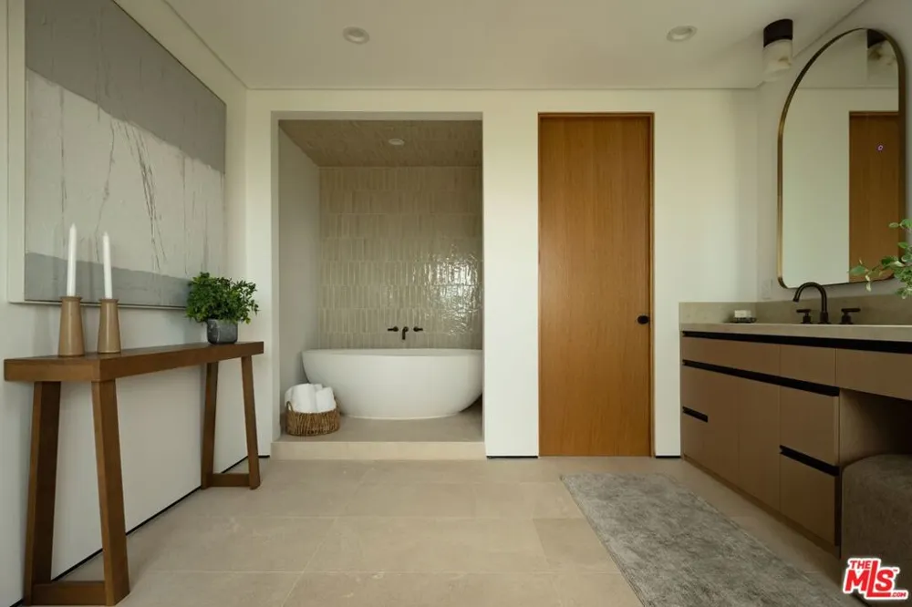 8636 Edwin Drive Los Angeles, CA 90046