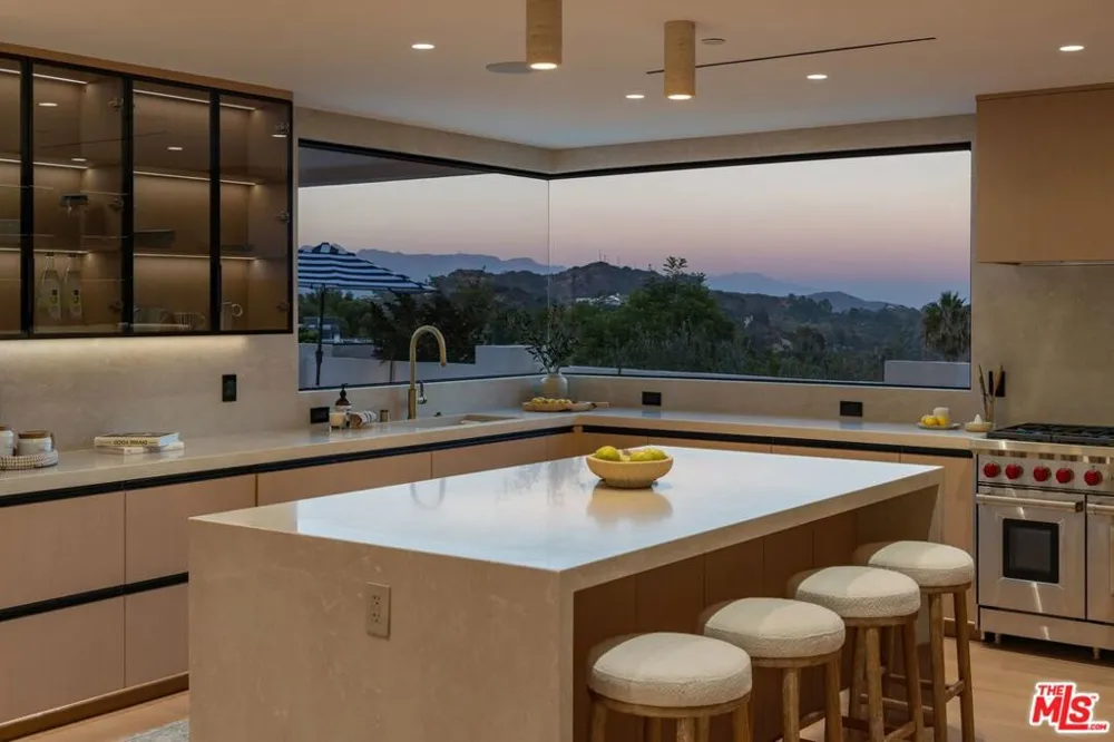 8636 Edwin Drive Los Angeles, CA 90046