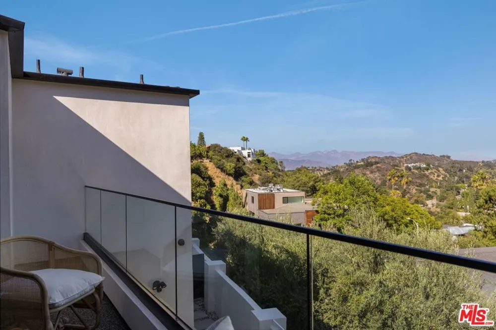 8636 Edwin Drive Los Angeles, CA 90046