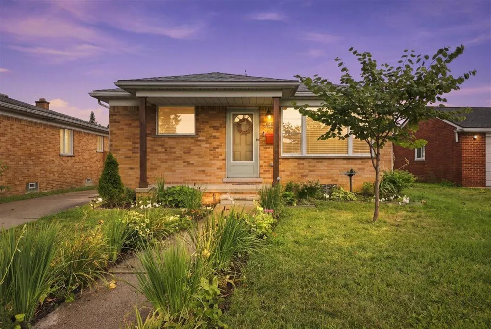 6518 Fenton Street Dearborn Heights, MI 48127
