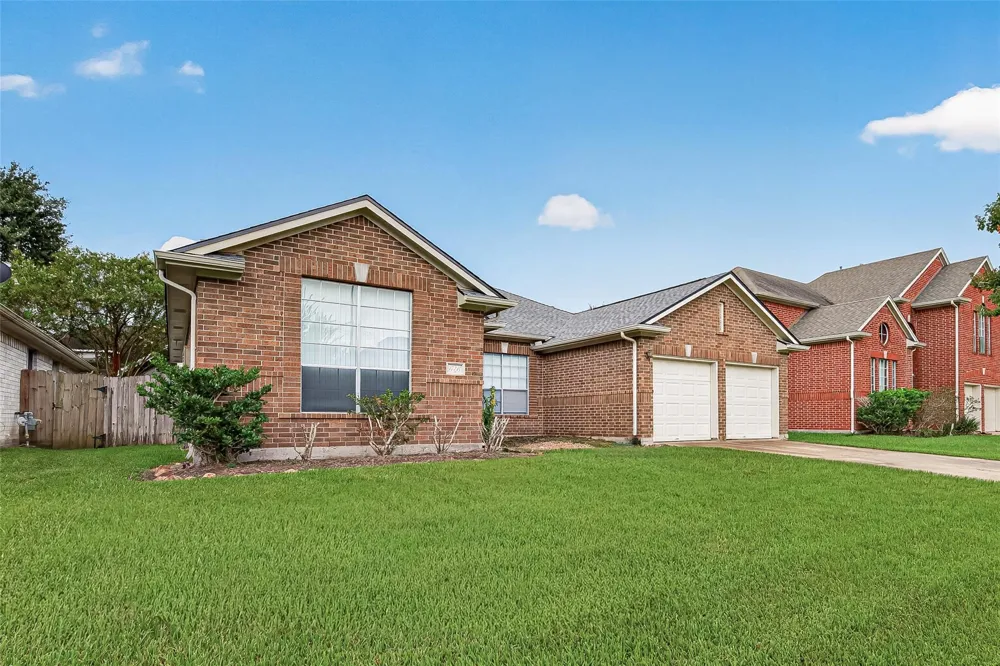 17214 Grey Mist Drive Friendswood, TX 77546
