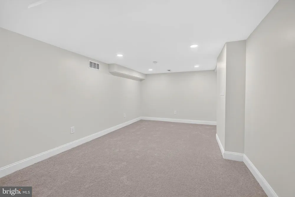809 CAUSEZ AVENUE Claymont, DE 19703