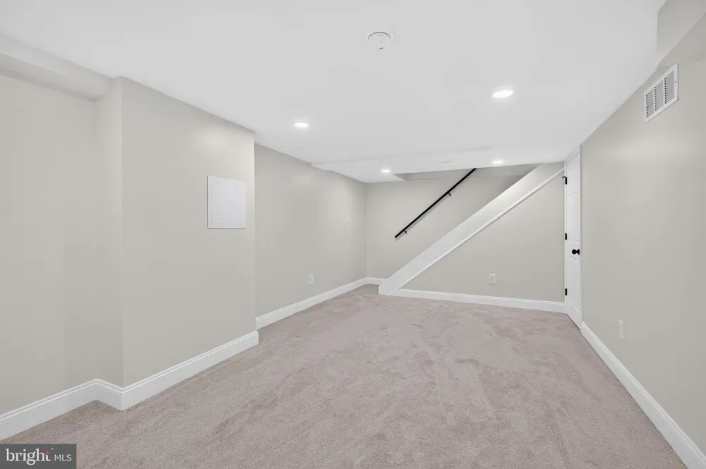 809 CAUSEZ AVENUE Claymont, DE 19703