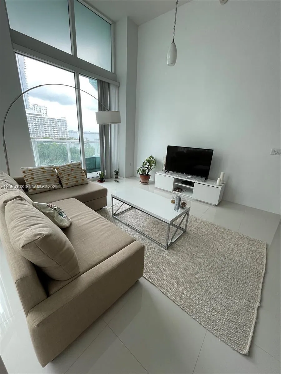 1900 Bayshore Dr #810 Miami, FL 33132