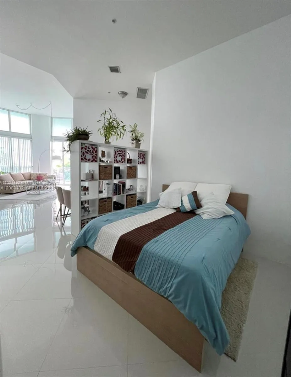 1900 Bayshore Dr #810 Miami, FL 33132