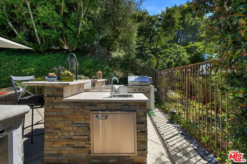 3177 Hutton Drive Beverly Hills, CA 90210