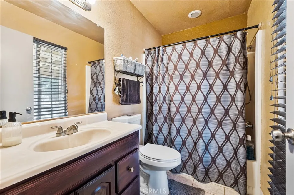 16371 Adelia Hesperia, CA 92345