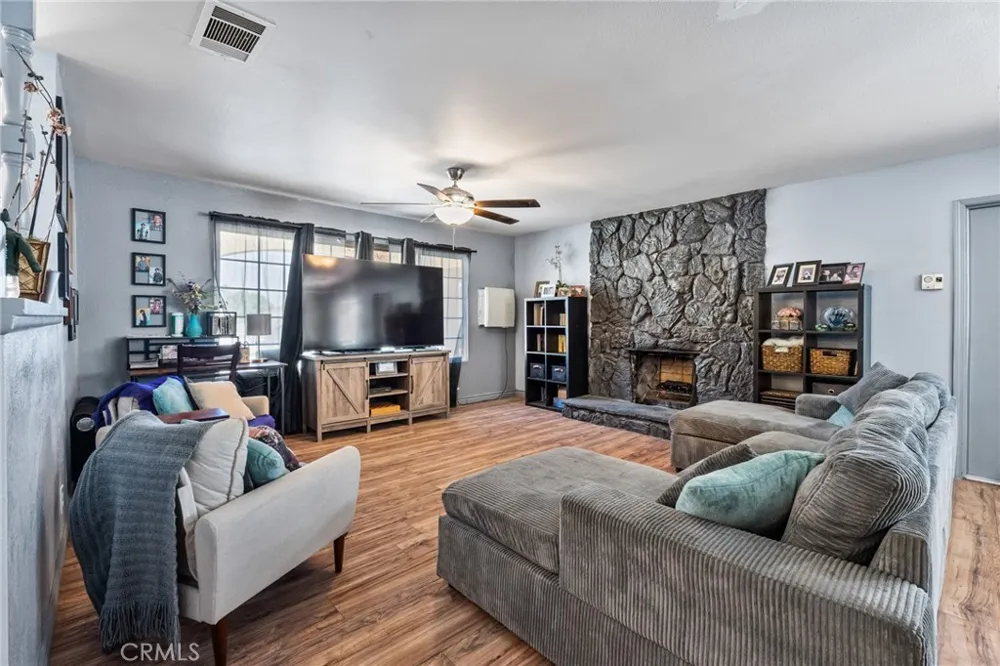 16371 Adelia Hesperia, CA 92345