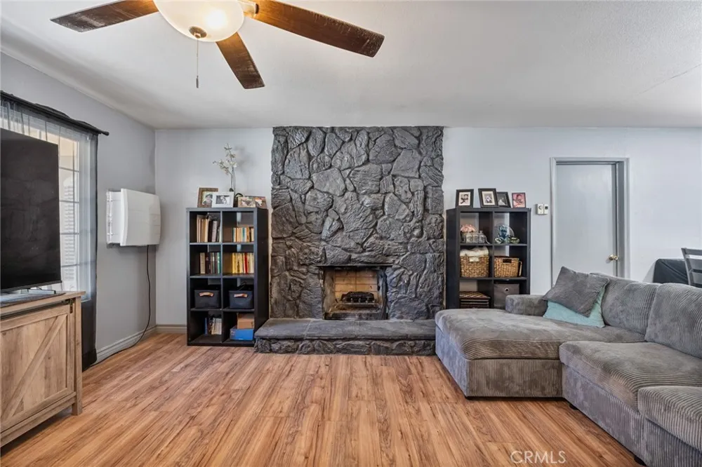 16371 Adelia Hesperia, CA 92345