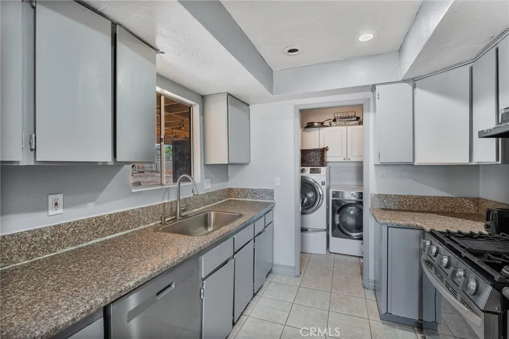 16371 Adelia Hesperia, CA 92345