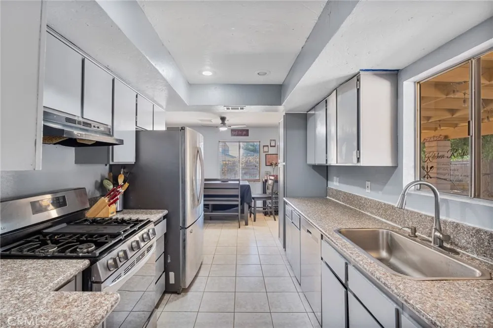 16371 Adelia Hesperia, CA 92345