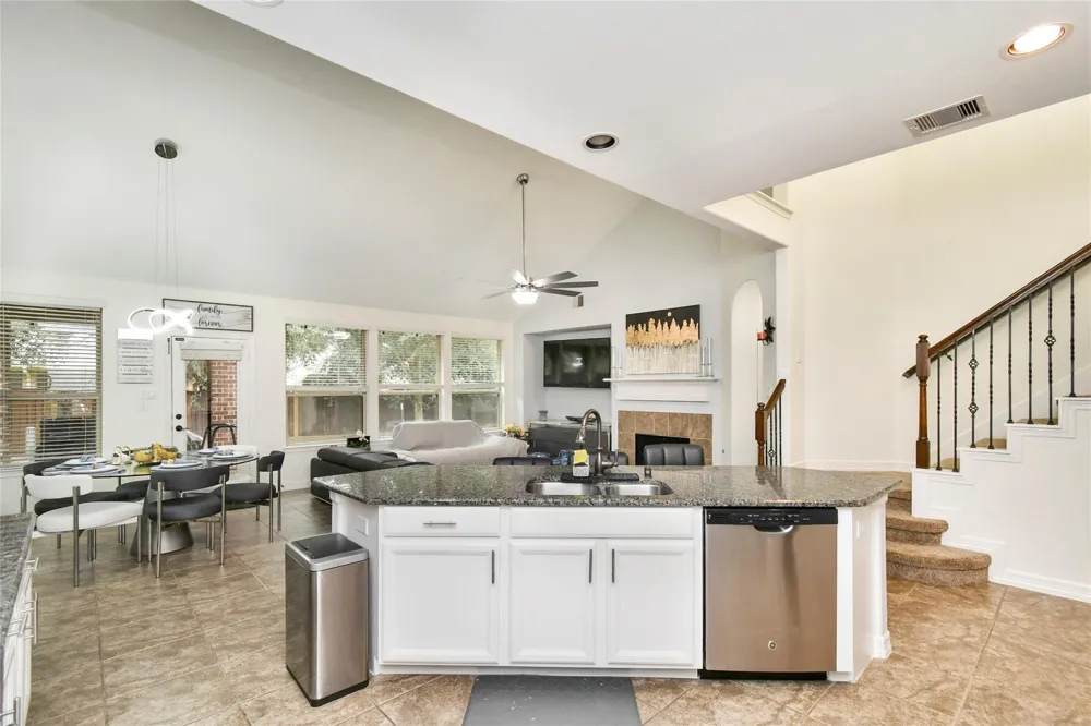 14 S Estherwood Place The Woodlands, TX 77354