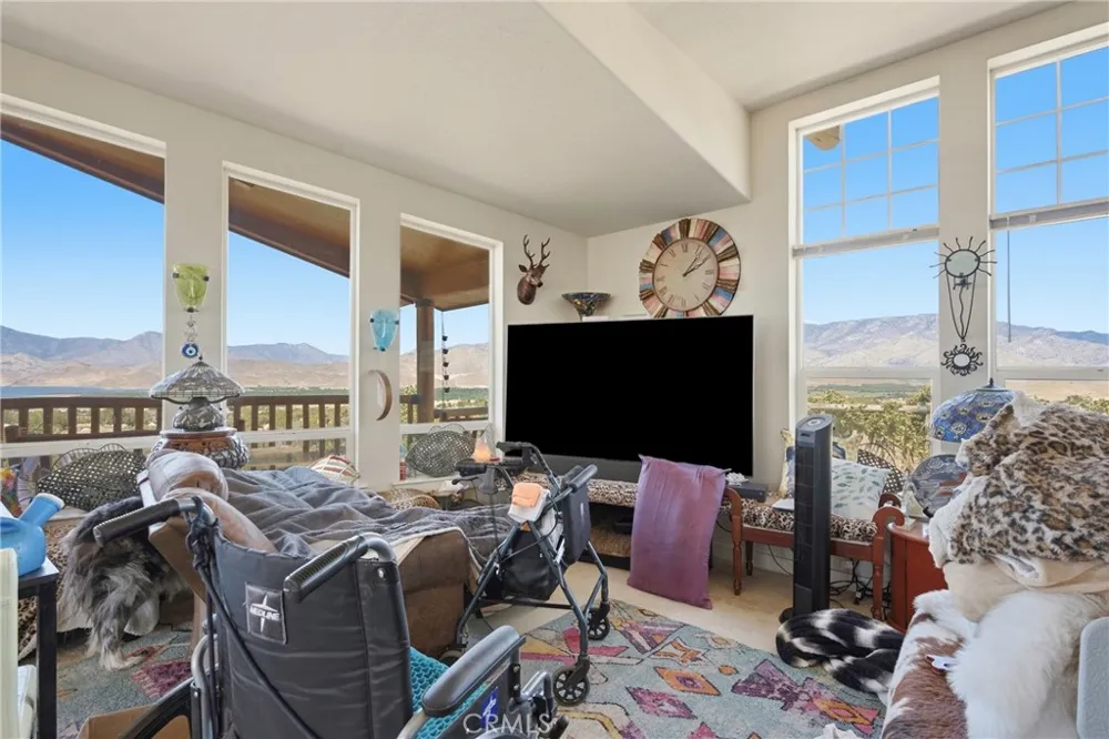 3743 Brooks Weldon, CA 93283