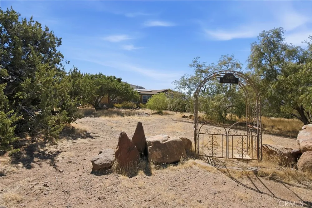 3743 Brooks Weldon, CA 93283
