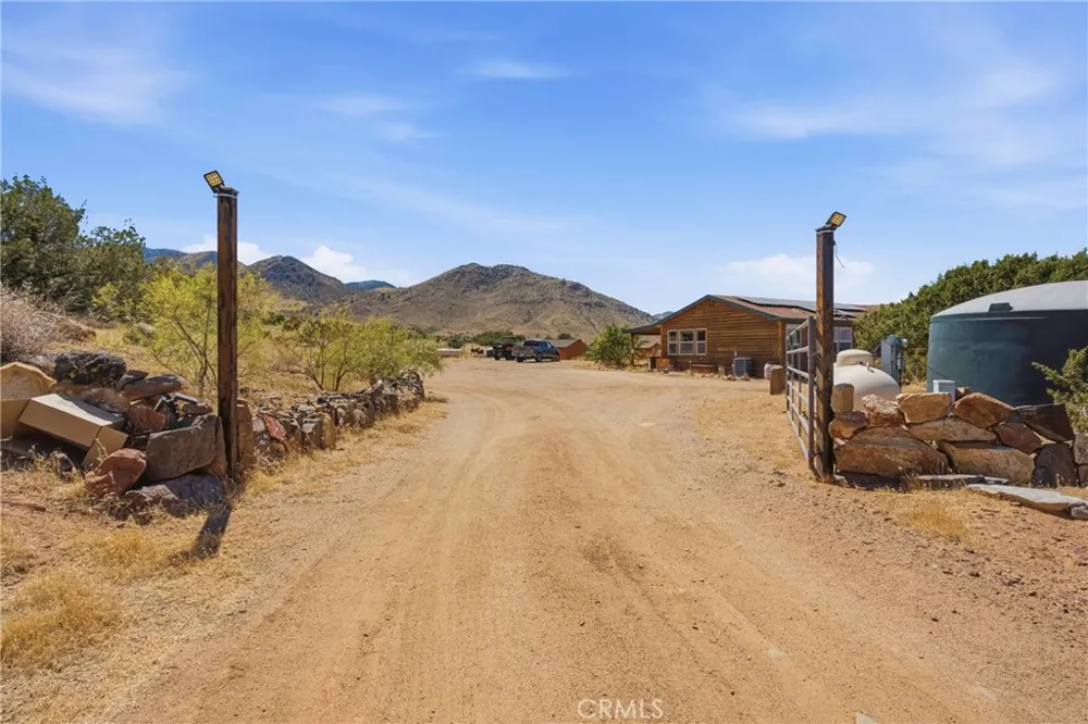 3743 Brooks Weldon, CA 93283