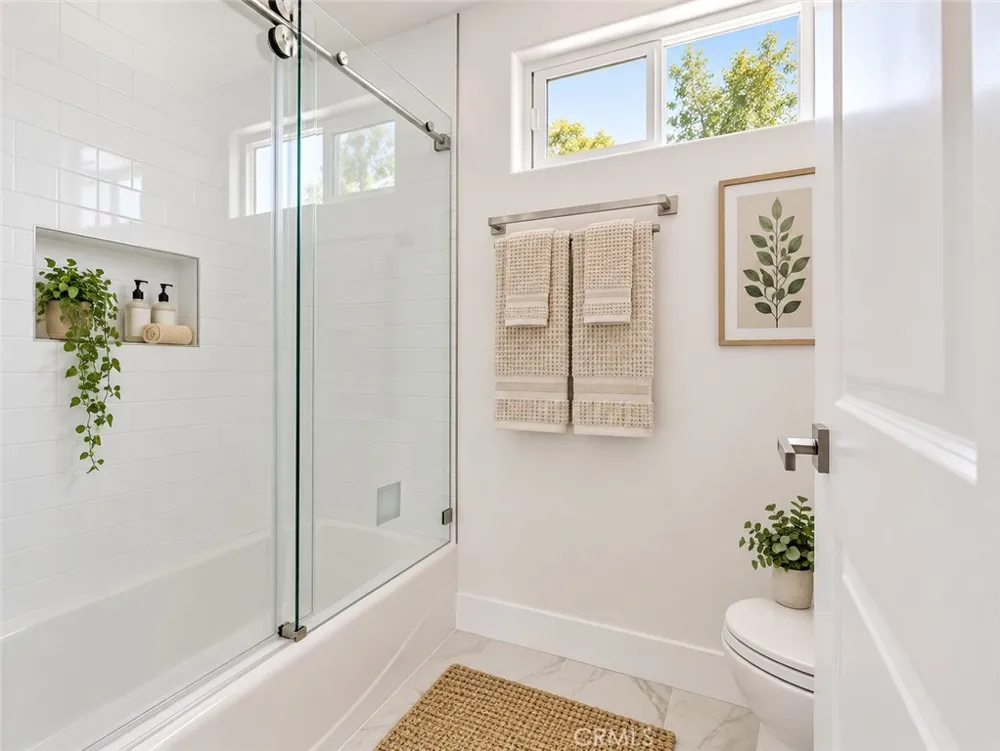 2103 Pass Avenue #201 Burbank, CA 91505