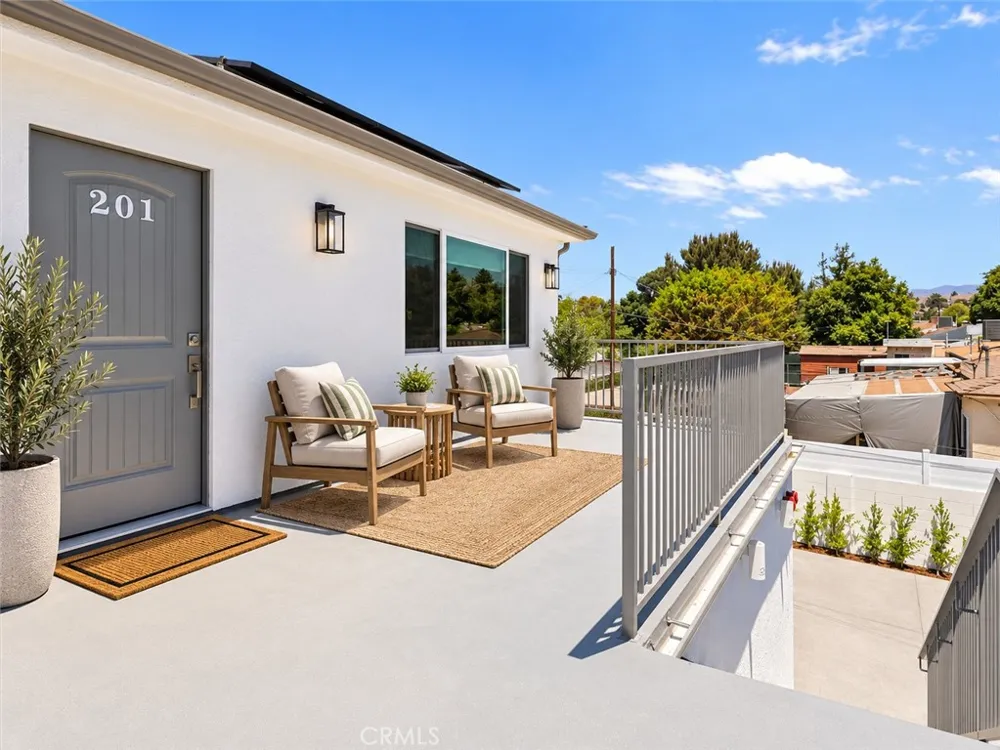 2103 Pass Avenue #201 Burbank, CA 91505