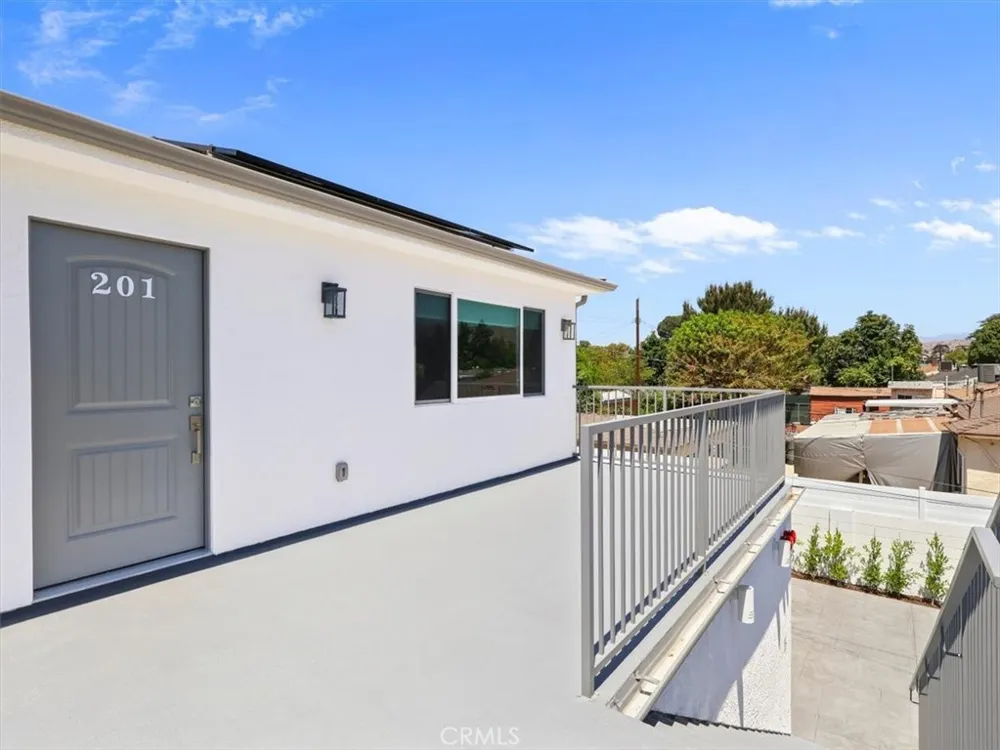 2103 Pass Avenue #201 Burbank, CA 91505